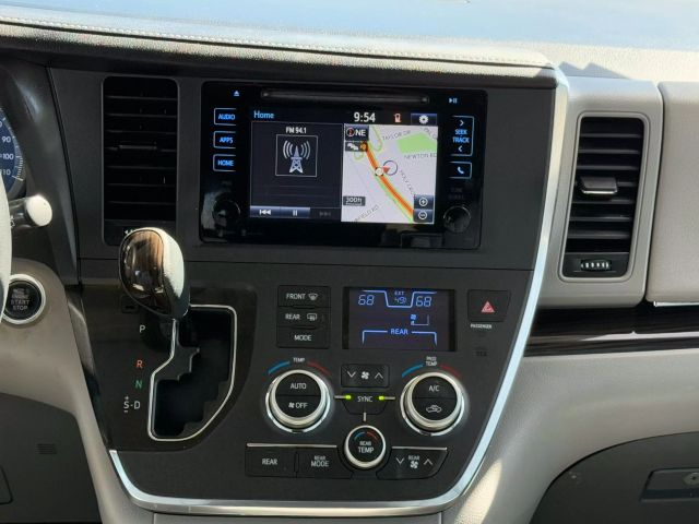 Vehicle image 27 of 45