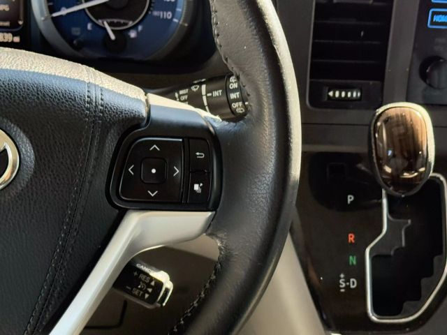 Vehicle image 32 of 45