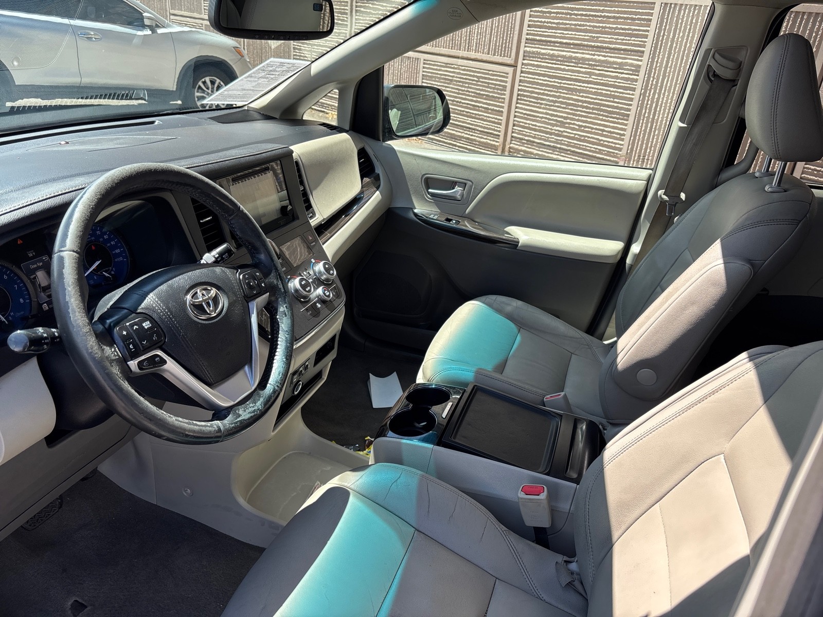 Vehicle image 25 of 38