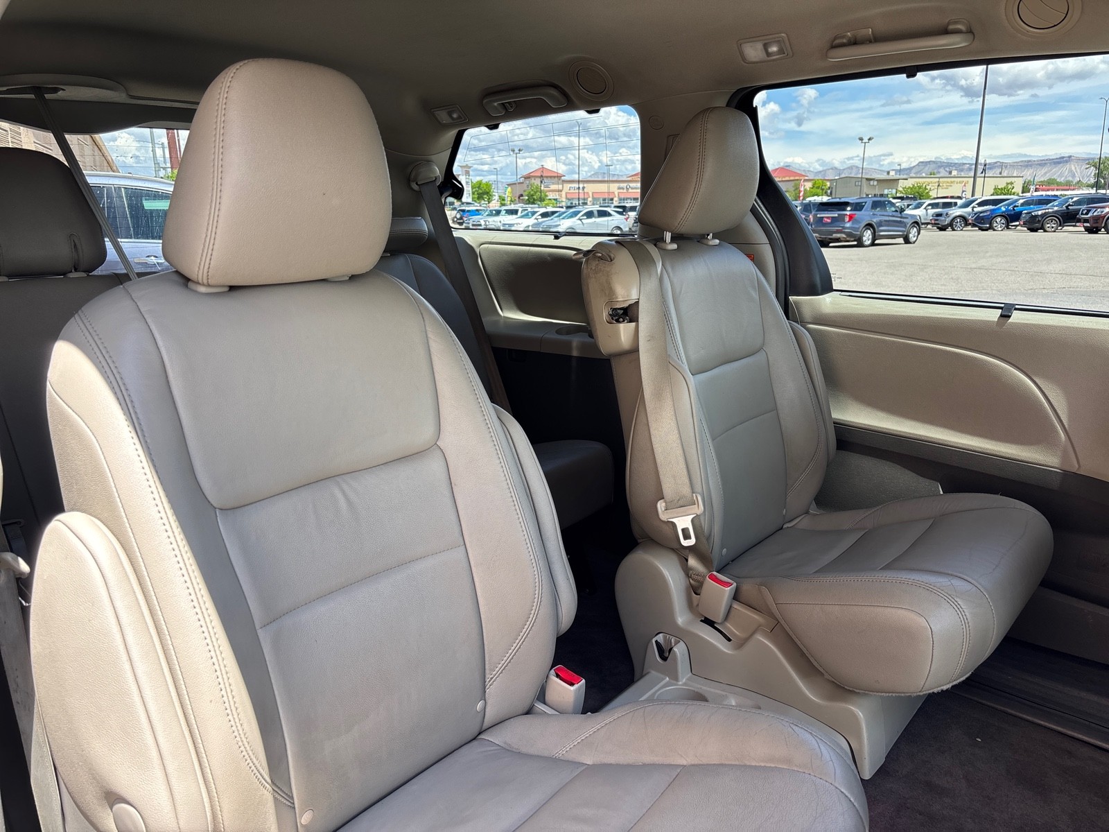 Vehicle image 31 of 38