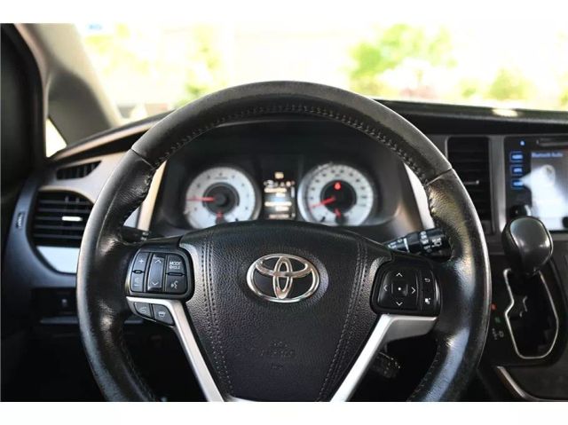 Vehicle image 27 of 29
