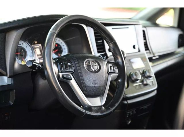 Vehicle image 21 of 29