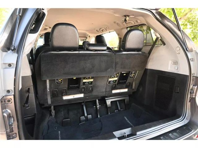 Vehicle image 14 of 29