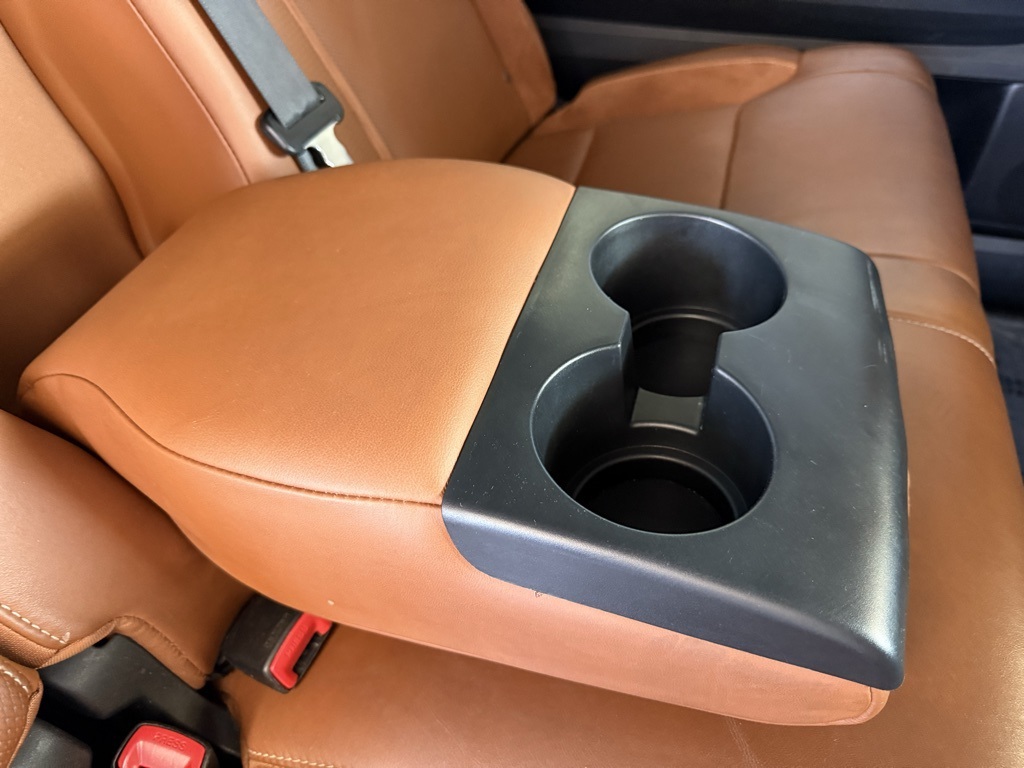 Vehicle image 27 of 32