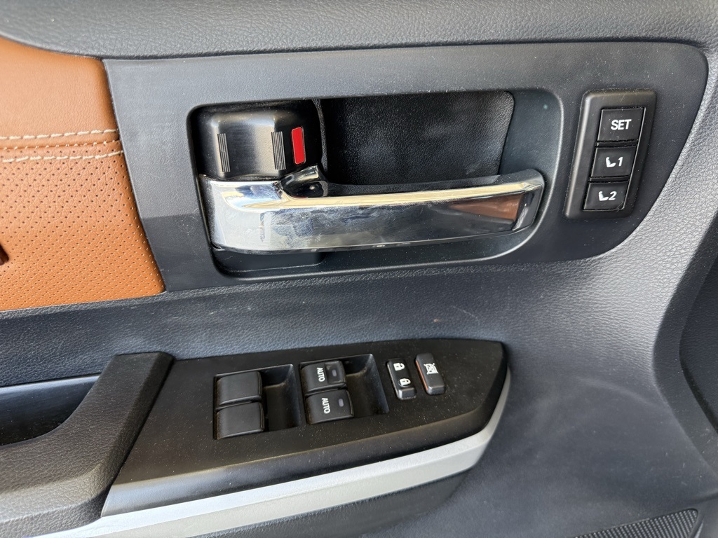 Vehicle image 11 of 32