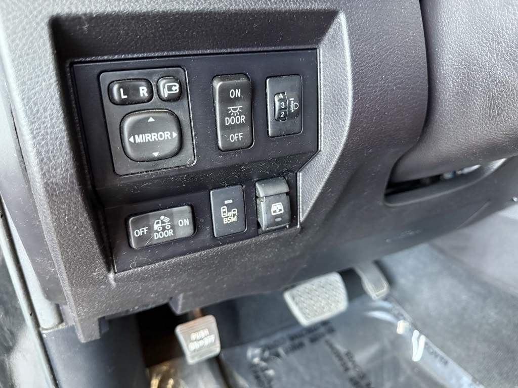 Vehicle image 19 of 32