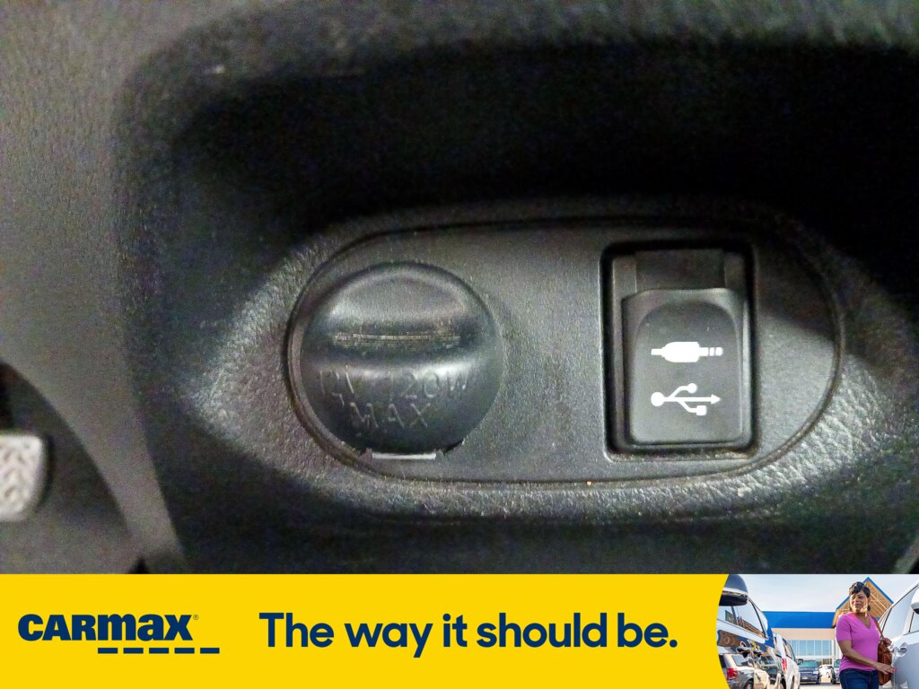 Vehicle image 22 of 33