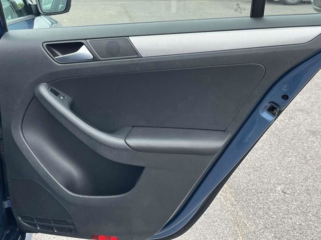 Vehicle image 21 of 32