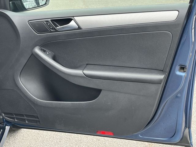 Vehicle image 22 of 32