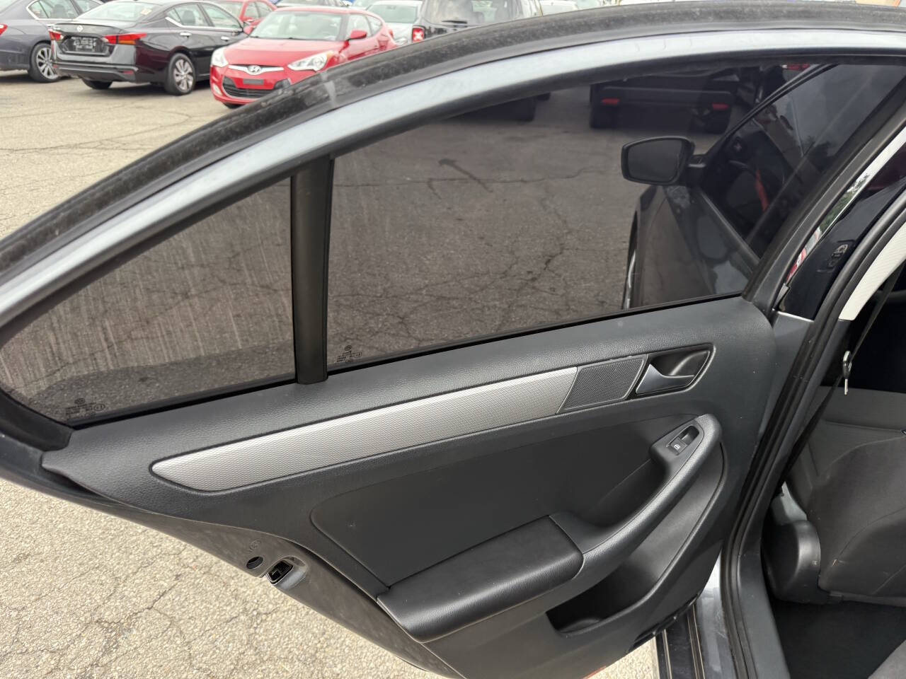 Vehicle image 18 of 30