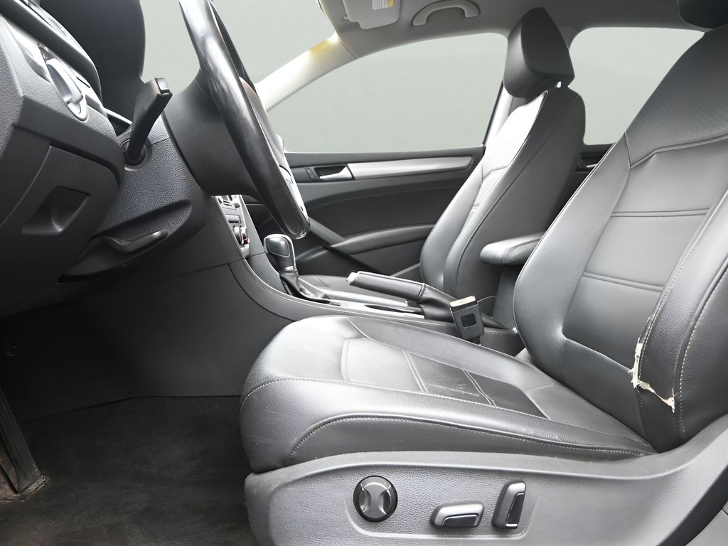 2015 Volkswagen Passat 1.8T Limited Image 17 of 28