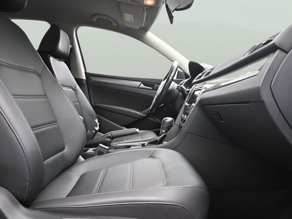2015 Volkswagen Passat 1.8T Limited Image 16 of 28