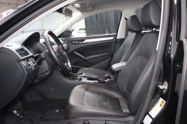 2015 Volkswagen Passat Image 3 of 23
