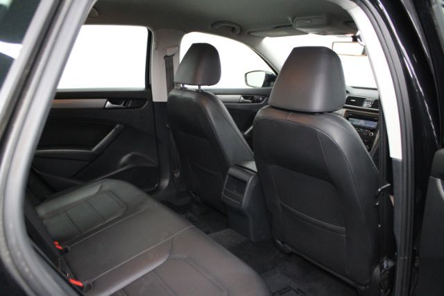 2015 Volkswagen Passat Image 2 of 23