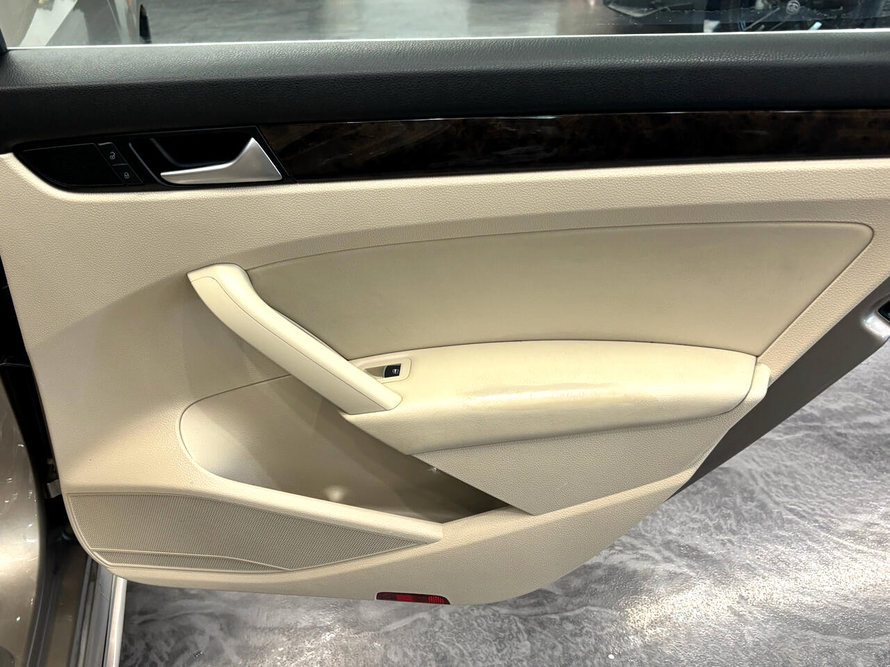 Vehicle image 27 of 30