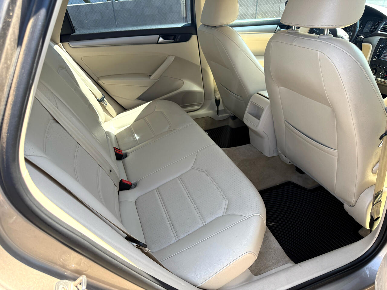 2015 Volkswagen Passat 1.8T Limited Image 9 of 13