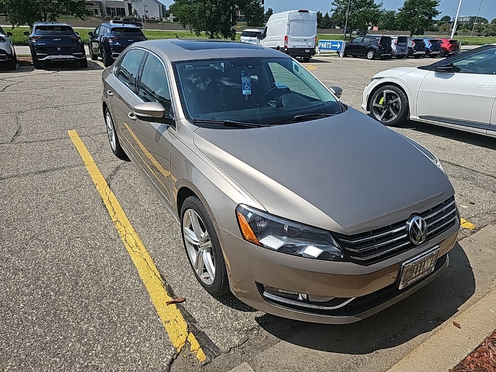 2015 Volkswagen Passat 2.0L TDI SE Navigation Image 2 of 2