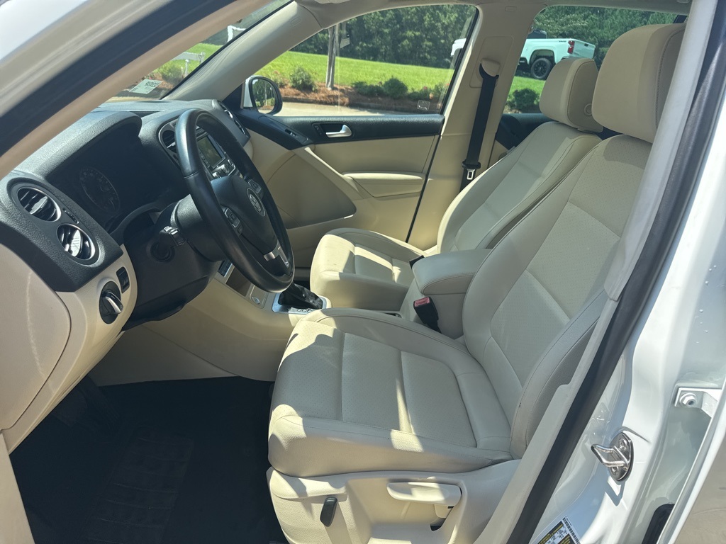Vehicle image 11 of 21