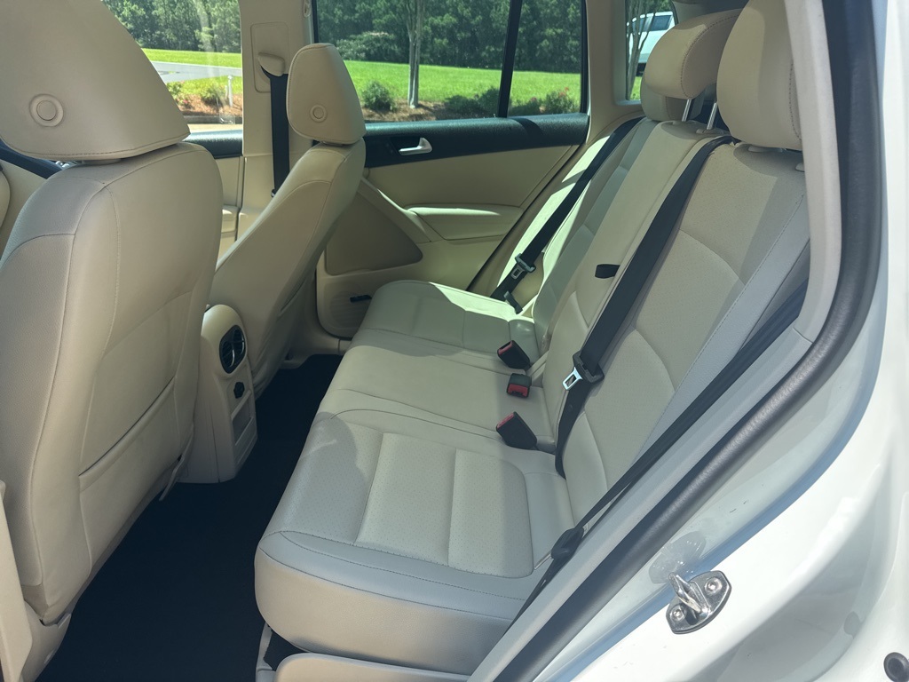Vehicle image 19 of 21