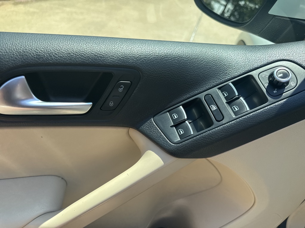 Vehicle image 14 of 21