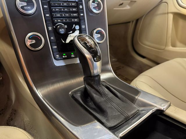 Vehicle image 18 of 25