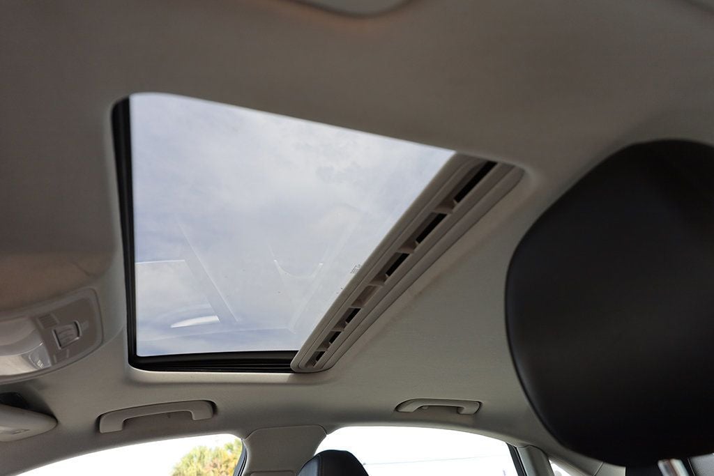 Vehicle image 18 of 34