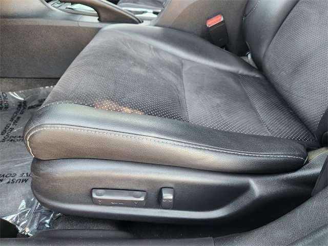 Vehicle image 21 of 23