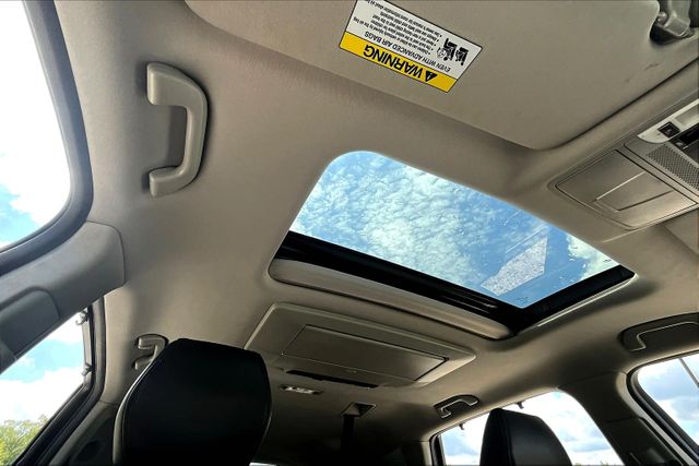 Vehicle image 17 of 34