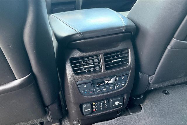 Vehicle image 27 of 34