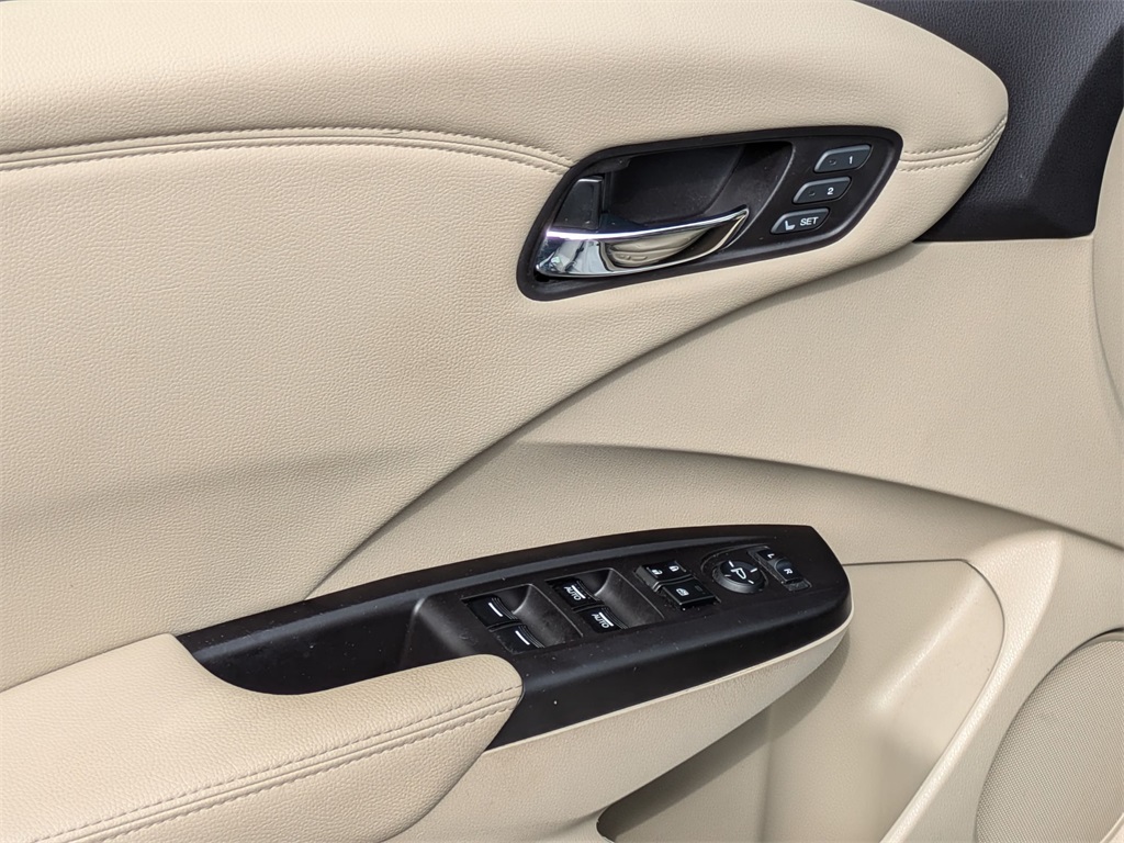 Vehicle image 21 of 30