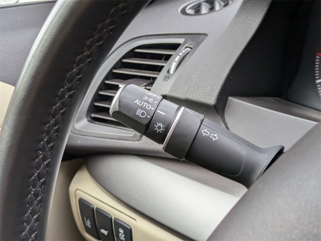 Vehicle image 23 of 30