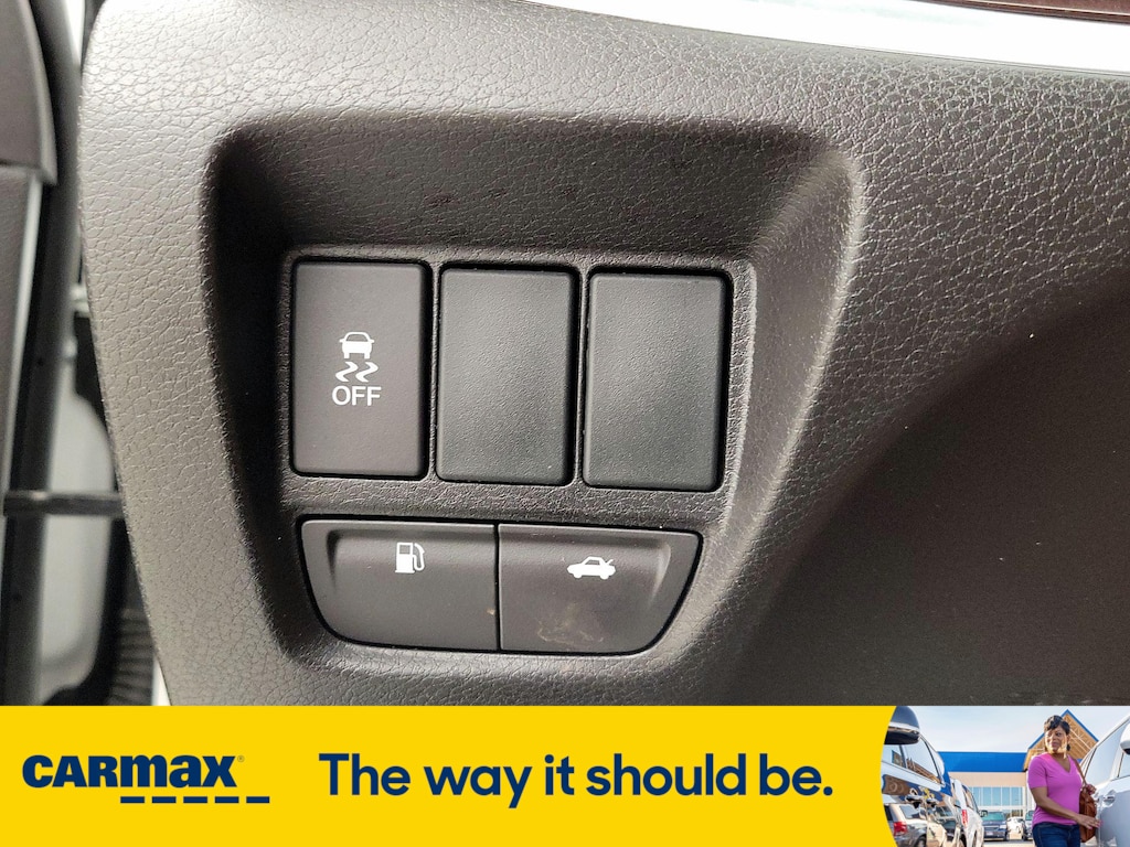 Vehicle image 24 of 28