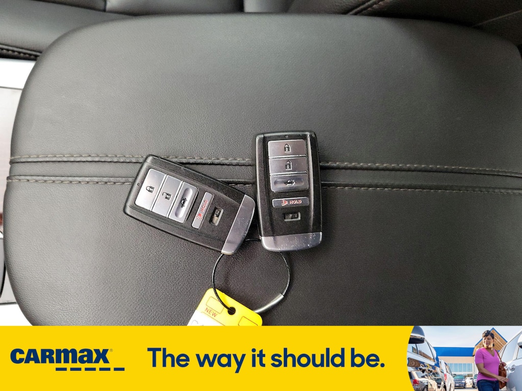 Vehicle image 21 of 28
