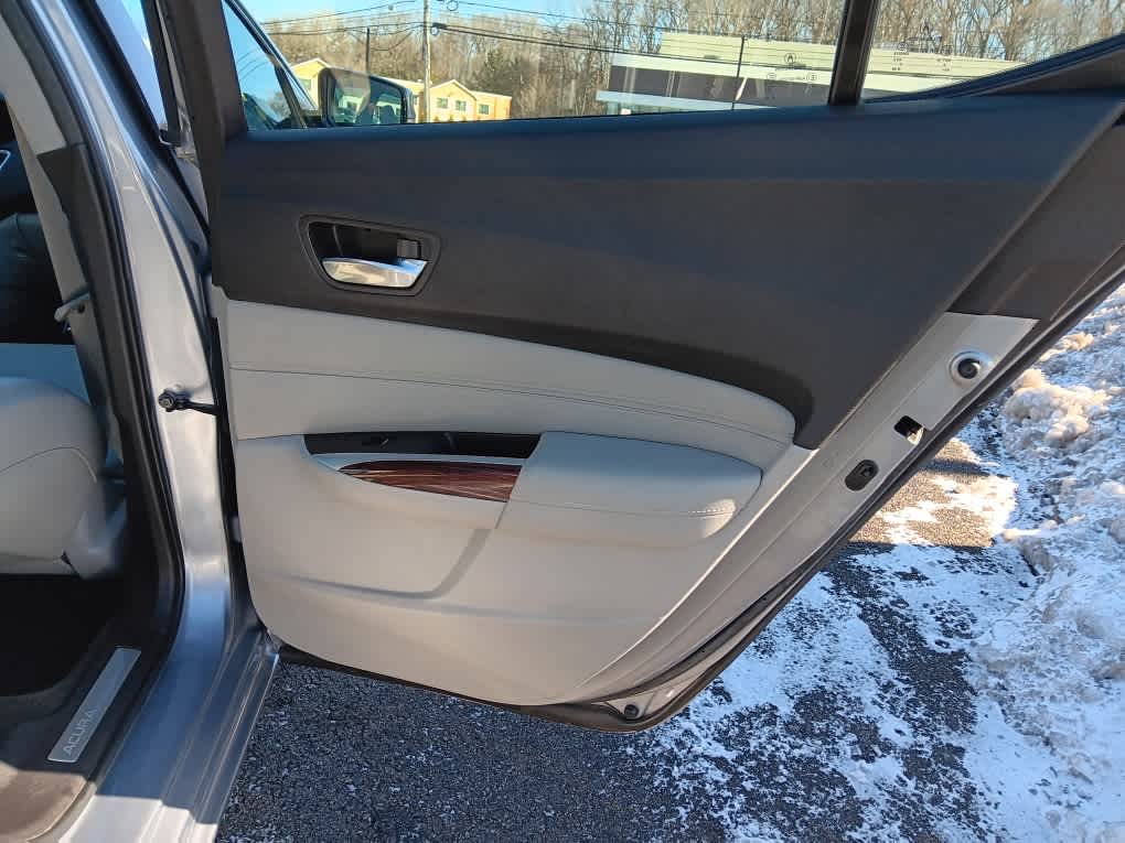 Vehicle image 31 of 33