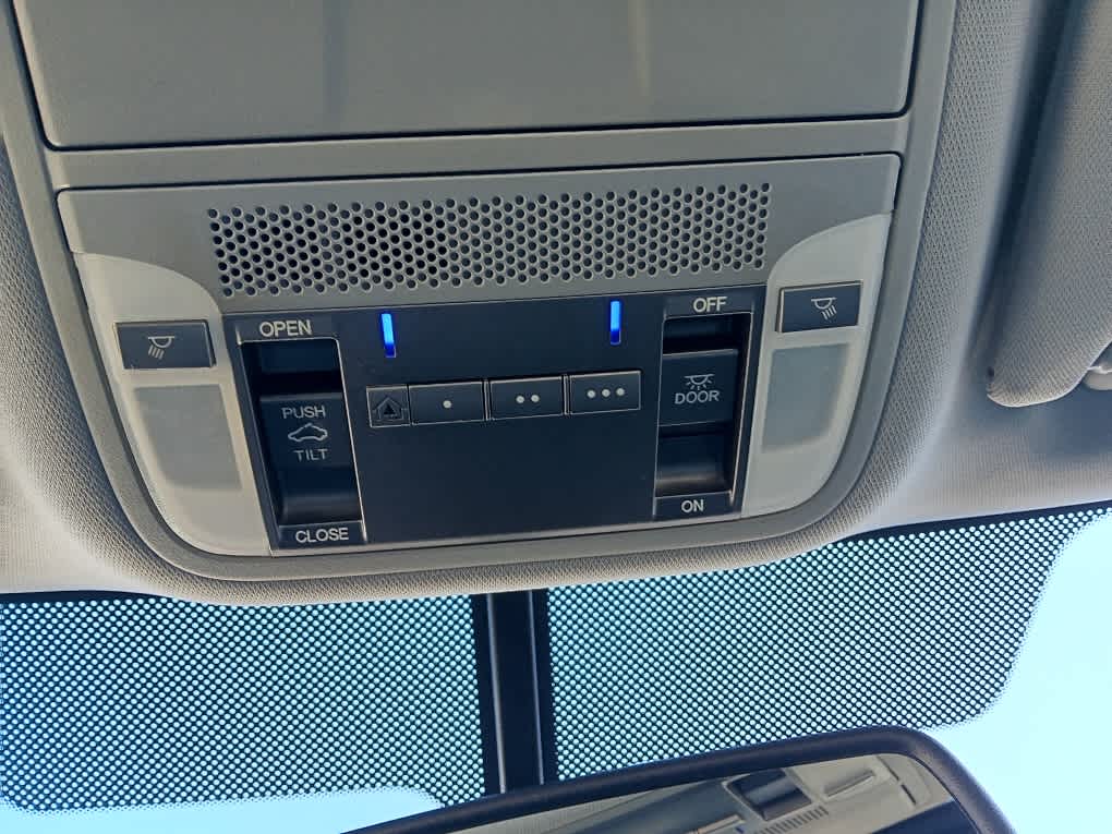 Vehicle image 27 of 33