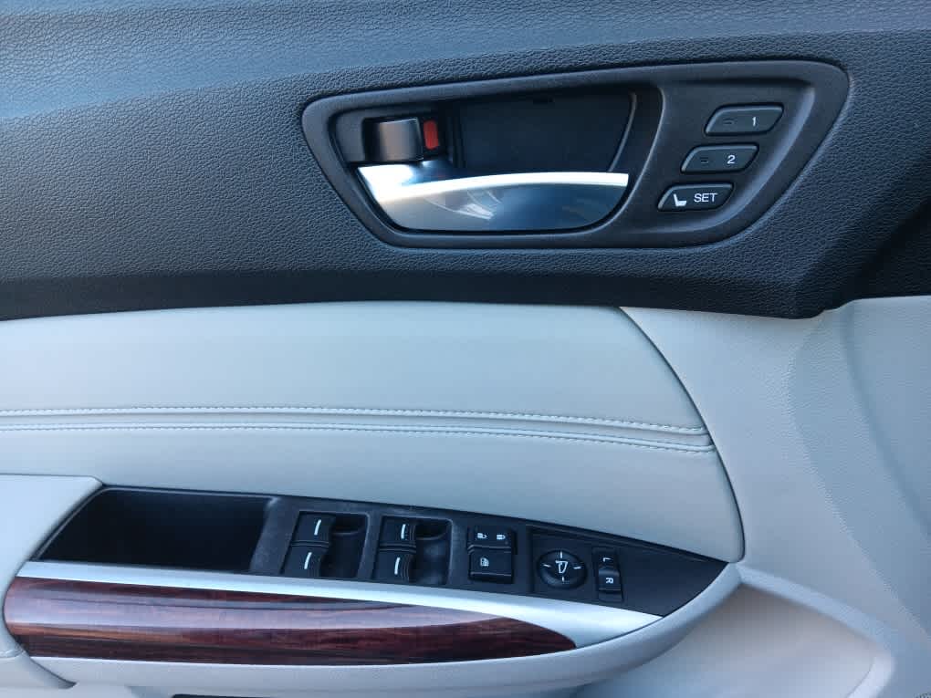 Vehicle image 28 of 33