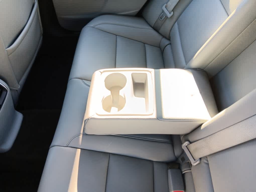 Vehicle image 17 of 33