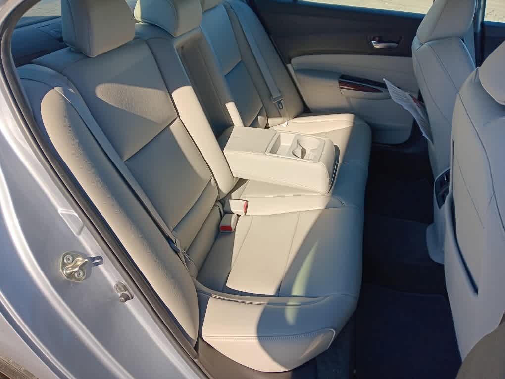 Vehicle image 18 of 33