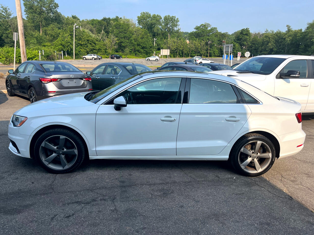 Vehicle image 8 of 32