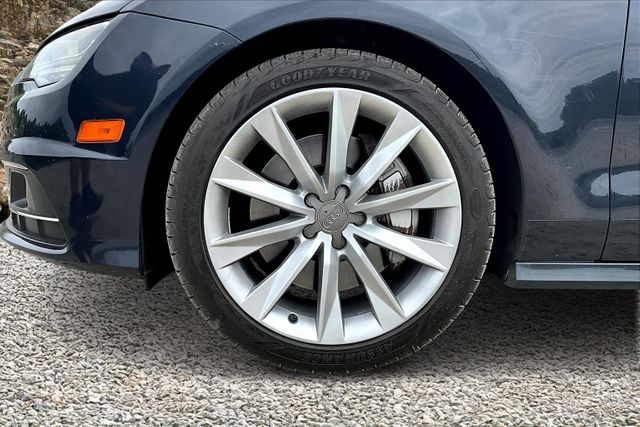 Vehicle image 7 of 33