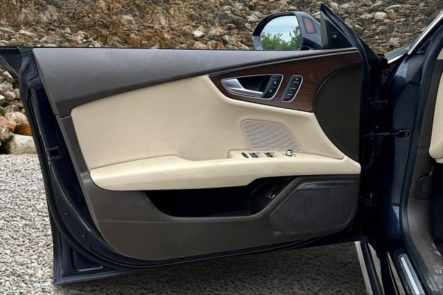 Vehicle image 25 of 33