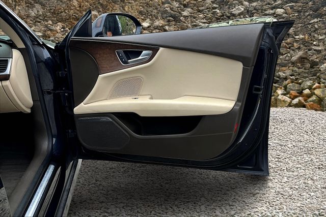 Vehicle image 32 of 33