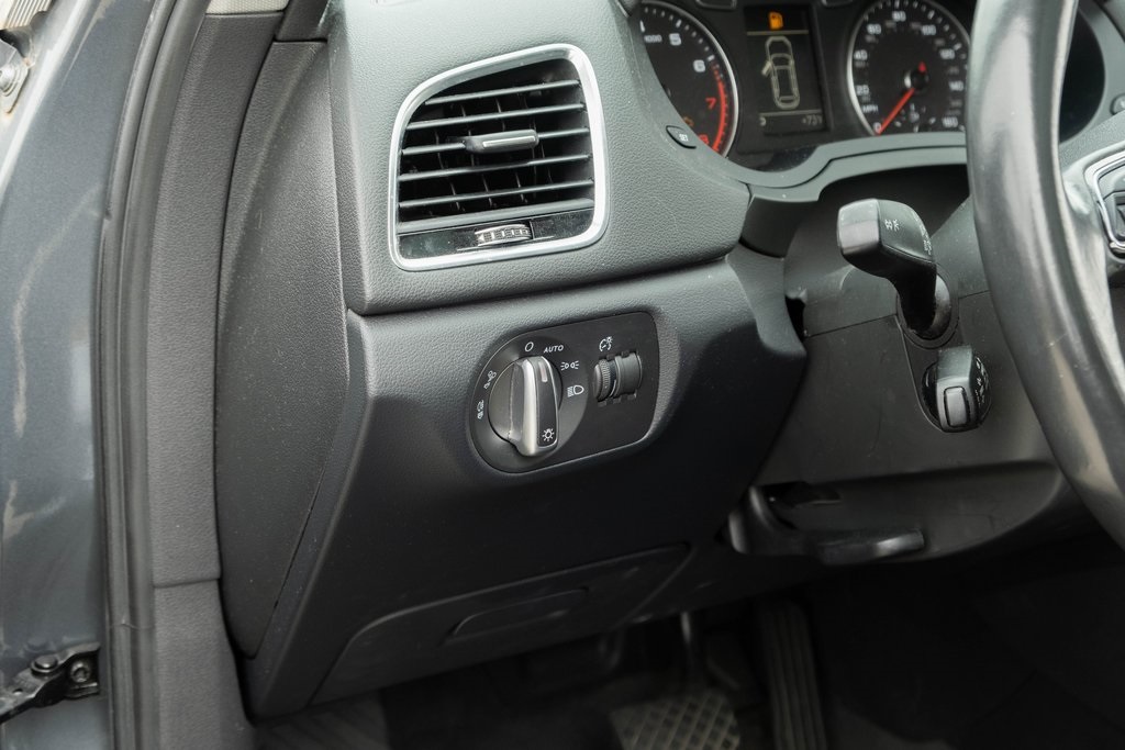 Vehicle image 23 of 32