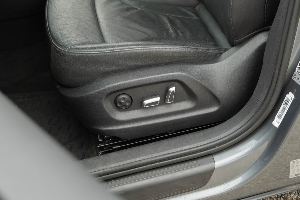 Vehicle image 20 of 32