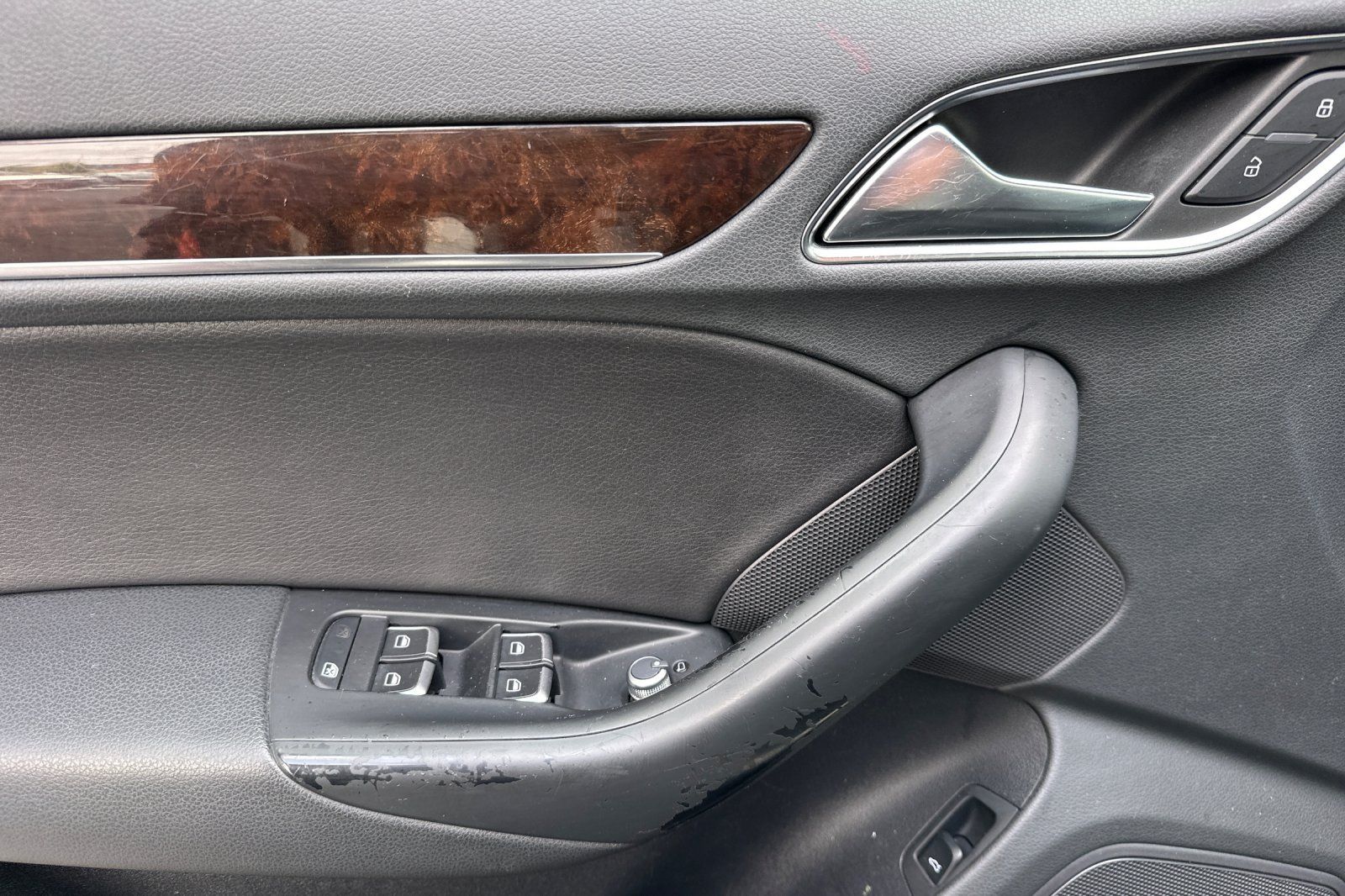 Vehicle image 21 of 34