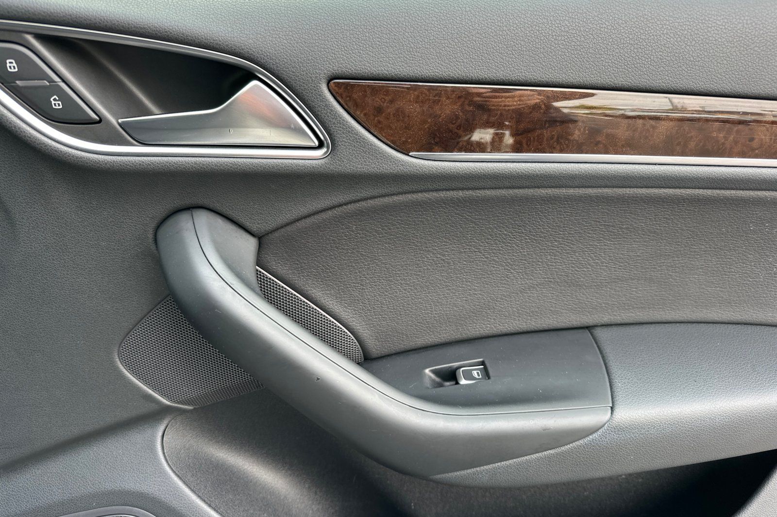 Vehicle image 22 of 34