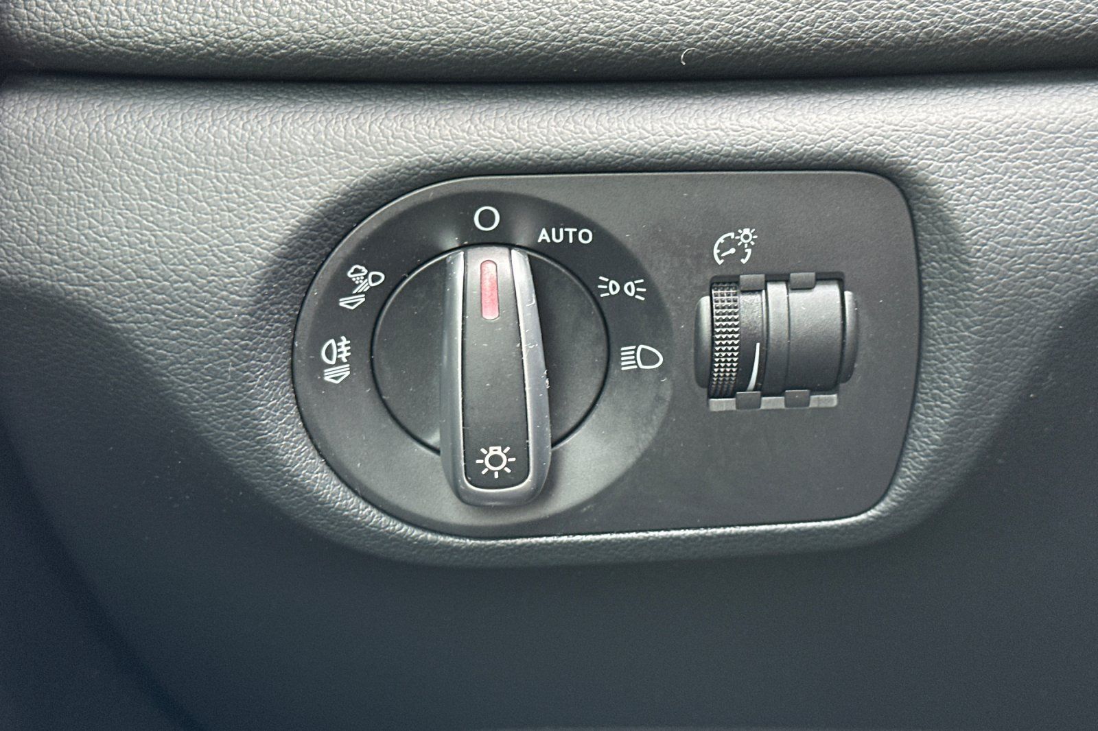 Vehicle image 30 of 34