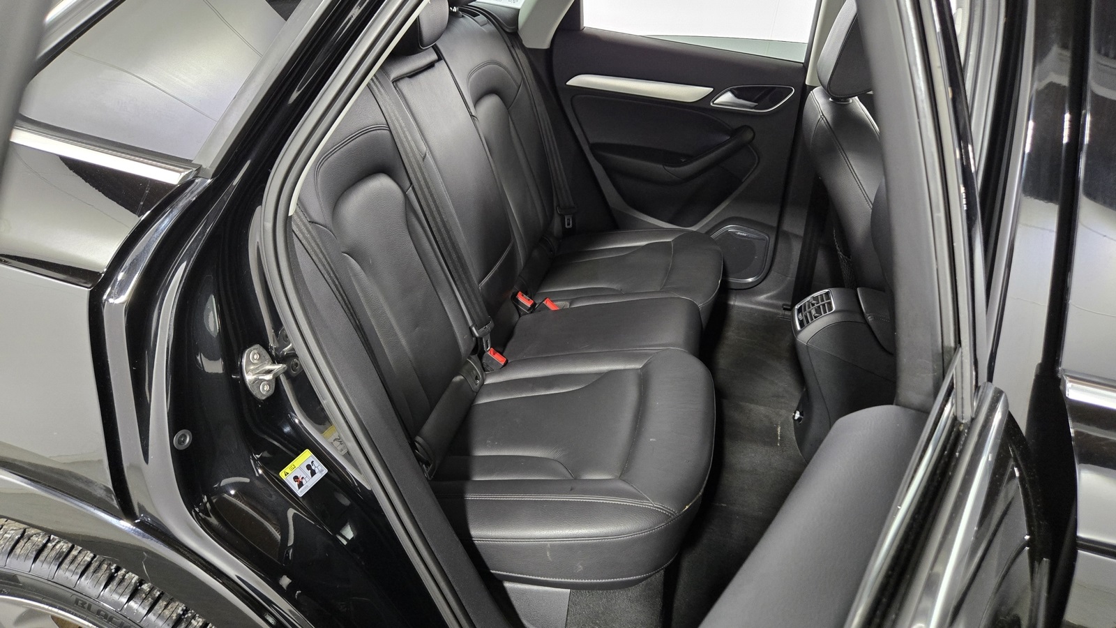 Vehicle image 33 of 36