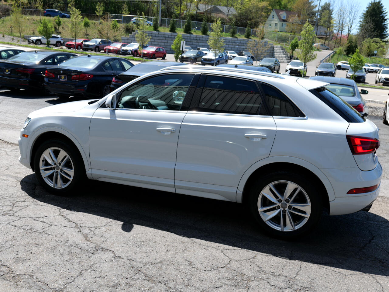 Vehicle image 28 of 100
