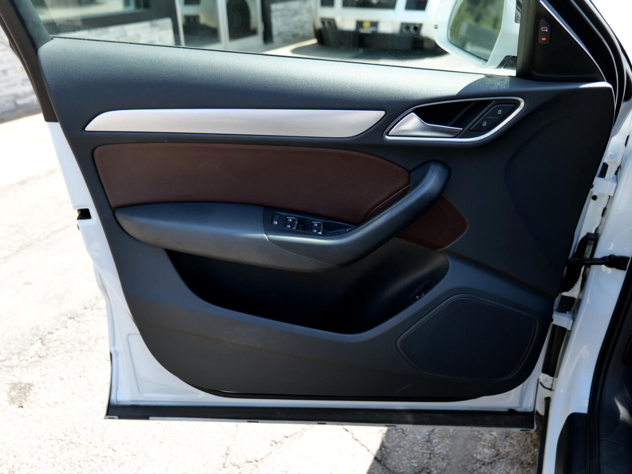 Vehicle image 34 of 100